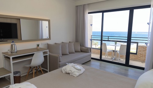Habitación superior con 2 camas individuales, vistas al mar