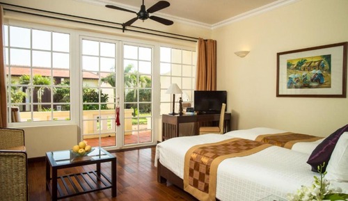 Habitación superior con 1 cama doble o 2 individuales, vistas al jardín