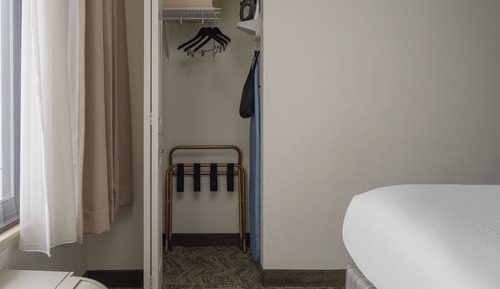 Suite, 1 cama de matrimonio grande con sofá cama (Mobility/Hearing Access, Roll-In Shwr)
