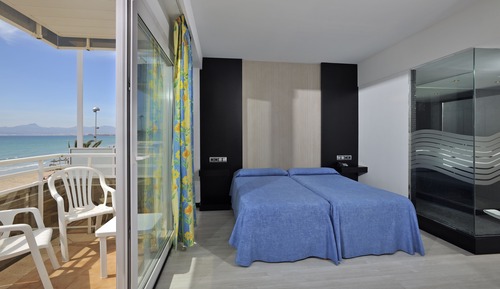 Habitación con 2 camas individuales, balcón, vistas al mar