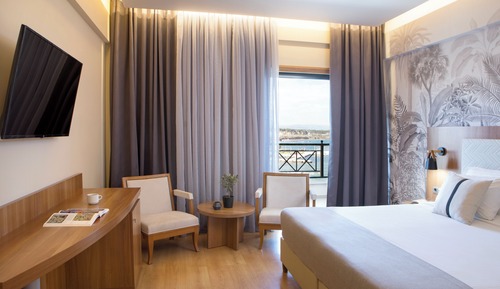 Habitación superior, vistas parciales al mar