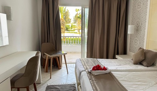 Habitación doble, vistas a la piscina