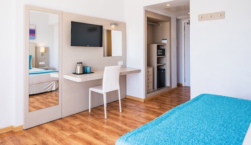 Habitación doble, vistas parciales al mar (2 Adults)