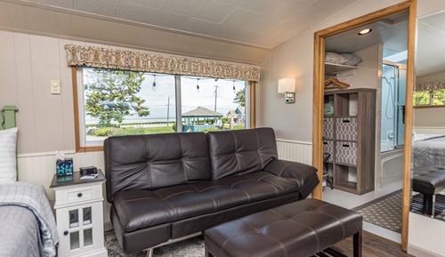 King Cottage, Mountain and Sea view, Kitchen, jetted tub