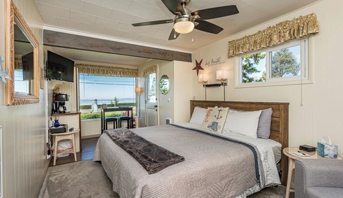 Waterfront King Room, Single Jetted Tub