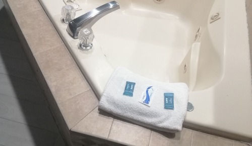 Suite estándar, 1 cama de matrimonio grande, fumadores, bañera de hidromasaje