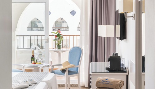 Habitación doble, vistas parciales al mar