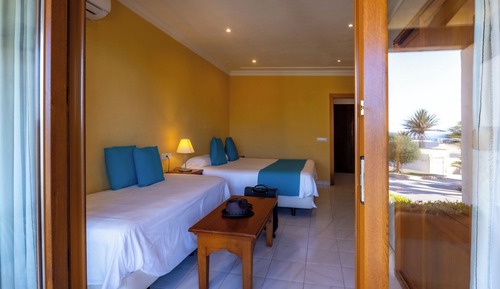Habitación triple, vistas al jardín