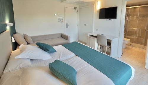 Habitación doble, balcón, vistas a la piscina (2 adults + 1 child)