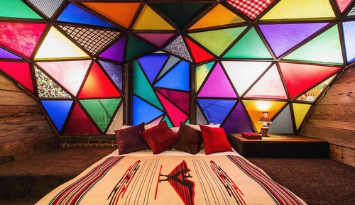 Habitación (Asleep in the Cyclone)
