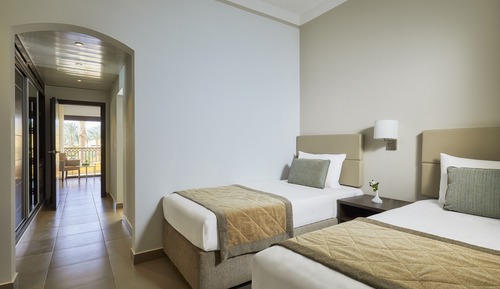 Habitación familiar, vistas a la piscina (Deluxe)
