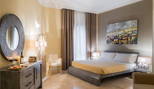 Habitación superior con 2 camas individuales, vistas al parque
