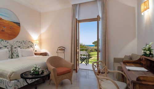 Habitación superior con 1 cama doble o 2 individuales, vistas parciales al mar