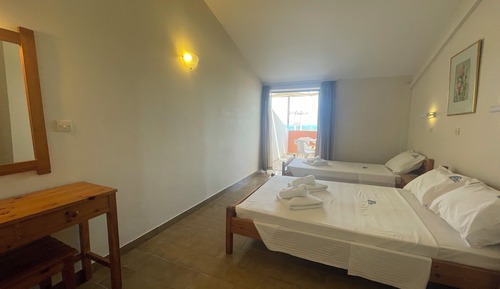 Habitación triple familiar, varias camas, vistas al mar