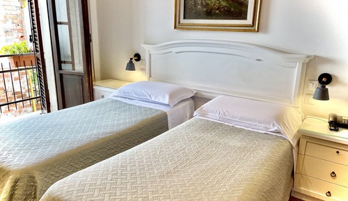 Habitación con 2 camas individuales
