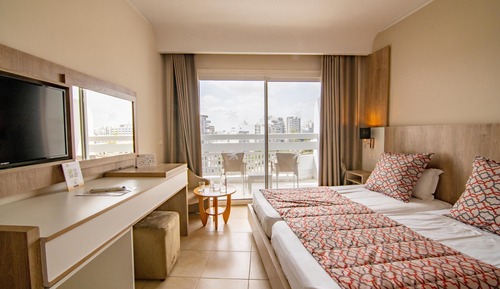 Habitación triple estándar, vistas a la ciudad