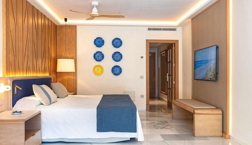 Habitación doble, balcón (2 adults and 1 child)