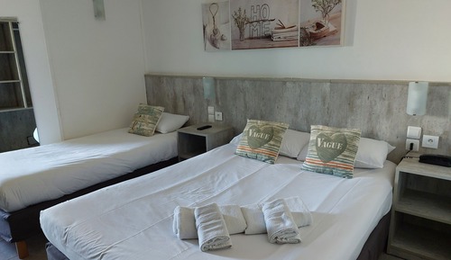 Habitación triple (1 Double + 1 Single Bed)