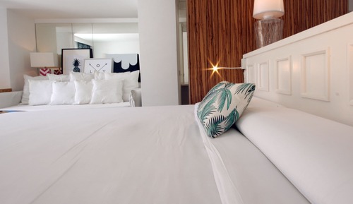 Habitación superior, balcón, vistas parciales al mar