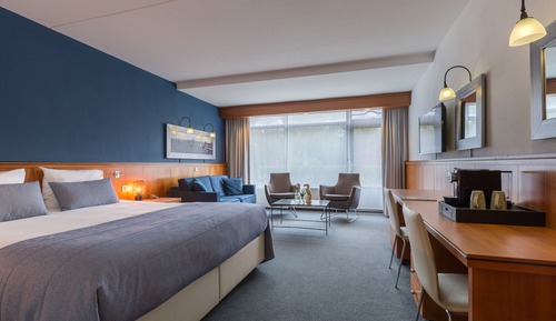 Habitación triple Confort, 1 cama de matrimonio grande con sofá cama