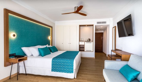 Habitación superior, vistas parciales al mar (2 adults + 1 child)