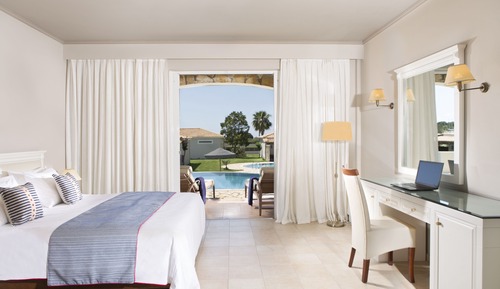 Bungalow Deluxe, acceso a la piscina