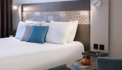 Habitación estándar con 1 cama doble o 2 individuales, vistas parciales al mar