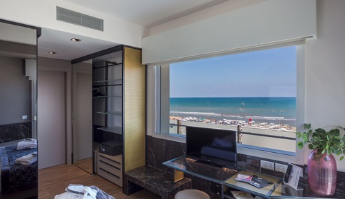 Habitación superior con 1 cama doble o 2 individuales, balcón, mirando al mar