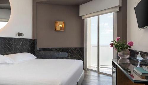Habitación superior con 1 cama doble o 2 individuales, vistas parciales al mar