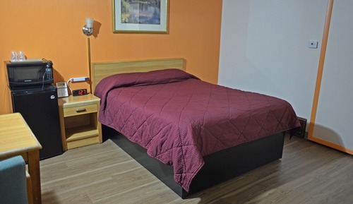1 Queen Bed Accessible (Non Smoking)