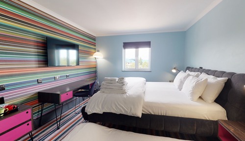 Family Room (1 King & 2 Rollaways Beds)