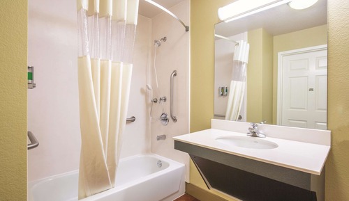 Habitación, 2 camas de matrimonio, accesible para personas con discapacidad (Mobility Accessible)