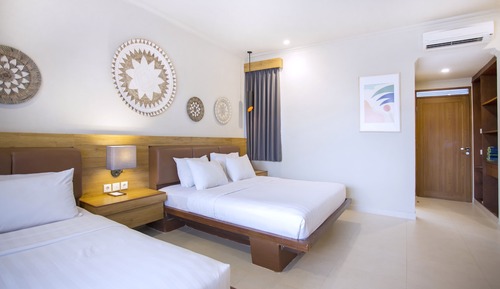 Family Room (1 King Bed + 1 Single Bed)