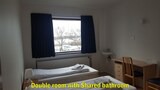 Habitación con 2 camas individuales, baño compartido