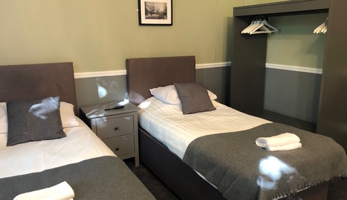 Habitación Deluxe con 1 cama doble o 2 individuales, baño privado