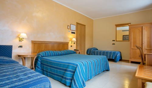 Habitación superior con 1 cama doble o 2 individuales, terraza, vistas al mar