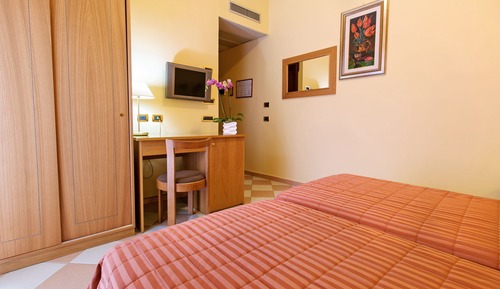 Habitación estándar con 1 cama doble o 2 individuales, balcón