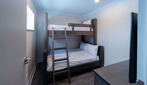 Suite familiar, varias camas, no fumadores, cocina (1 King and 2 Single Bunk Beds)
