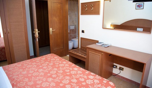 Habitación estándar con 1 cama doble o 2 individuales, en la zona del patio