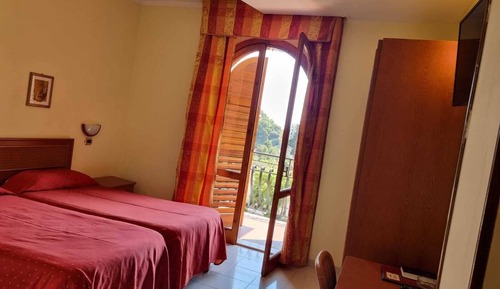 Habitación con 1 cama doble o 2 individuales, vistas parciales al mar