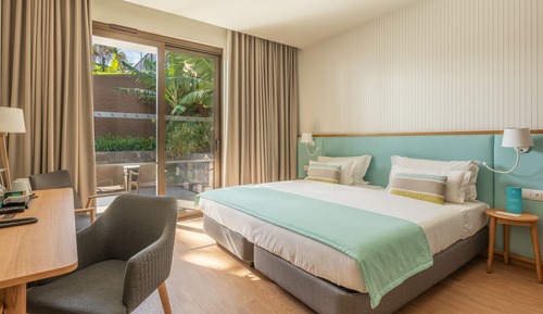 Habitación con 2 camas individuales, vistas al jardín