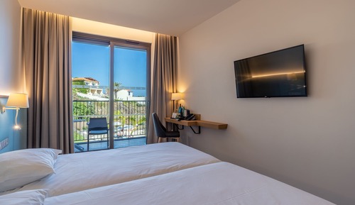 Habitación con 2 camas individuales, vistas parciales al mar