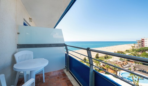 Habitación doble superior, vistas a la piscina (2 adults)