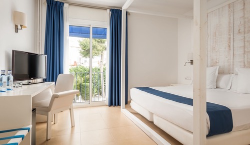 Habitación con 1 cama doble o 2 individuales, vistas al jardín