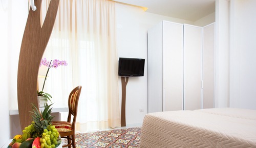 Habitación estándar doble, 1 cama doble o 2 individuales, balcón, vistas parciales al mar