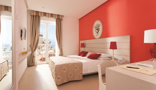 Habitación superior con 1 cama doble o 2 individuales, balcón, vistas al mar