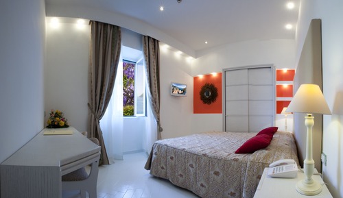 Habitación clásica con 1 cama doble o 2 individuales, vistas parciales al mar