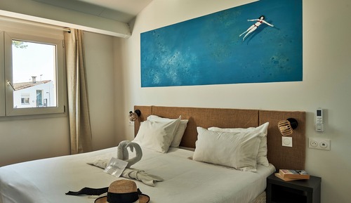 Habitación básica con 2 camas individuales