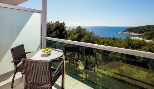 Habitación estándar con 2 camas individuales, balcón, mirando al mar (Plus)