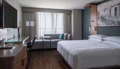 Habitación, 1 cama de matrimonio grande con sofá cama, vistas a la ciudad (Hearing Accessible)